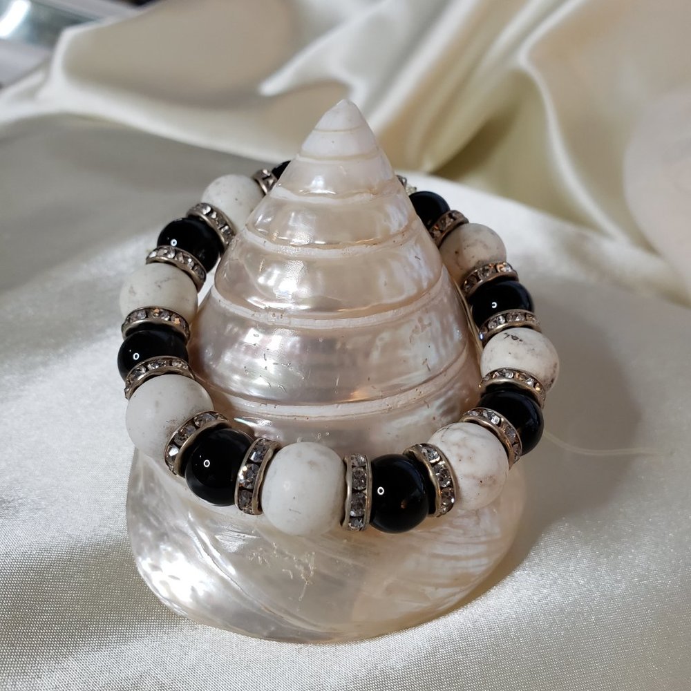 Black shiny onyx and white turquoise bracelet - Picture 4 of 5